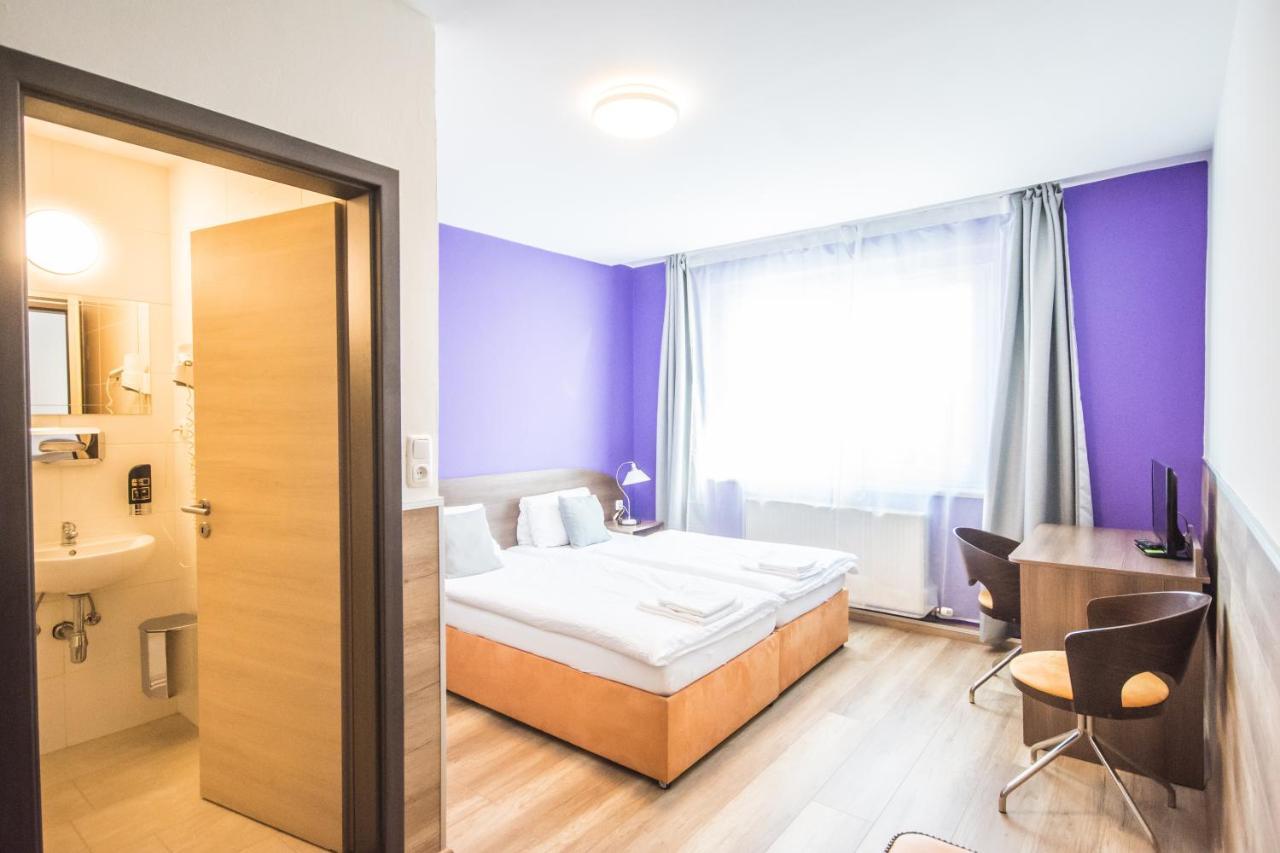 Hotel Turmfalke 24H Check In Linz Esterno foto