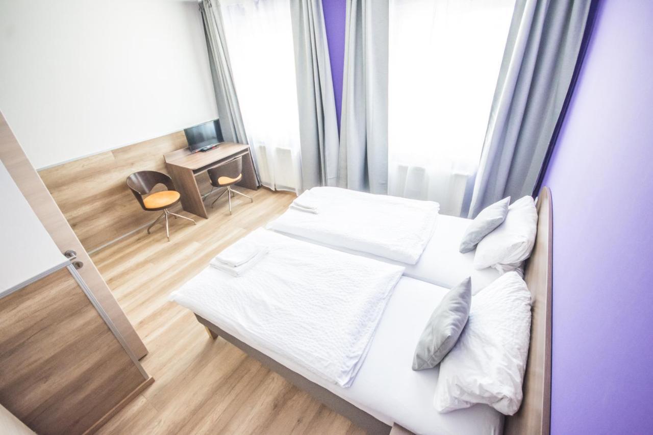 Hotel Turmfalke 24H Check In Linz Esterno foto