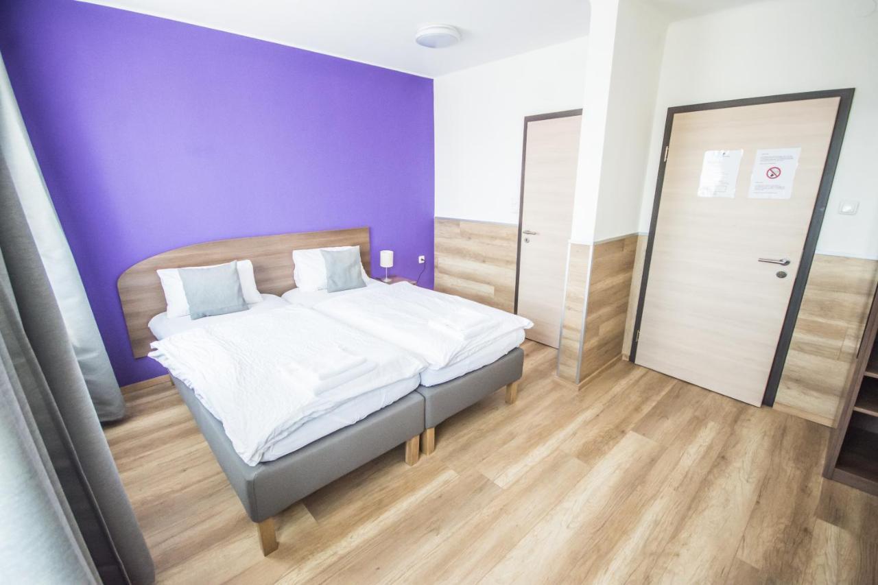 Hotel Turmfalke 24H Check In Linz Esterno foto