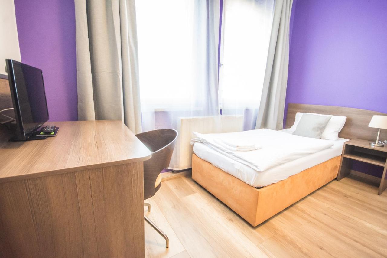 Hotel Turmfalke 24H Check In Linz Esterno foto